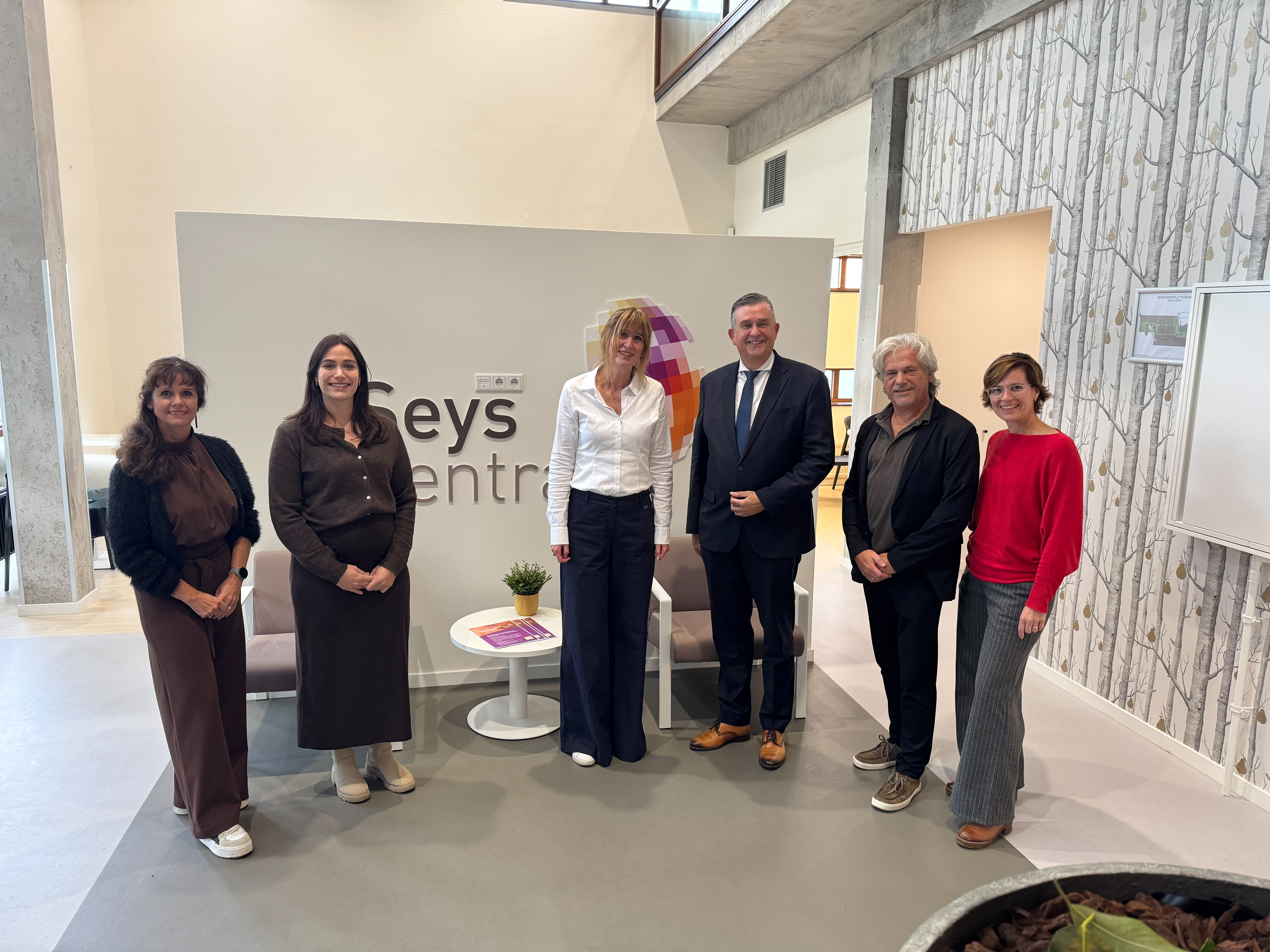 Groepsfoto van werkbezoek Gouverneur op locatie Maastricht. Links staat Hoofd behandeling Diana Kroes, daarnaast Laurie, Directeur Bibi Huskens, Gouverneur Emile Roemer, Hoofd Behandeling Eric Dumont en Judith.