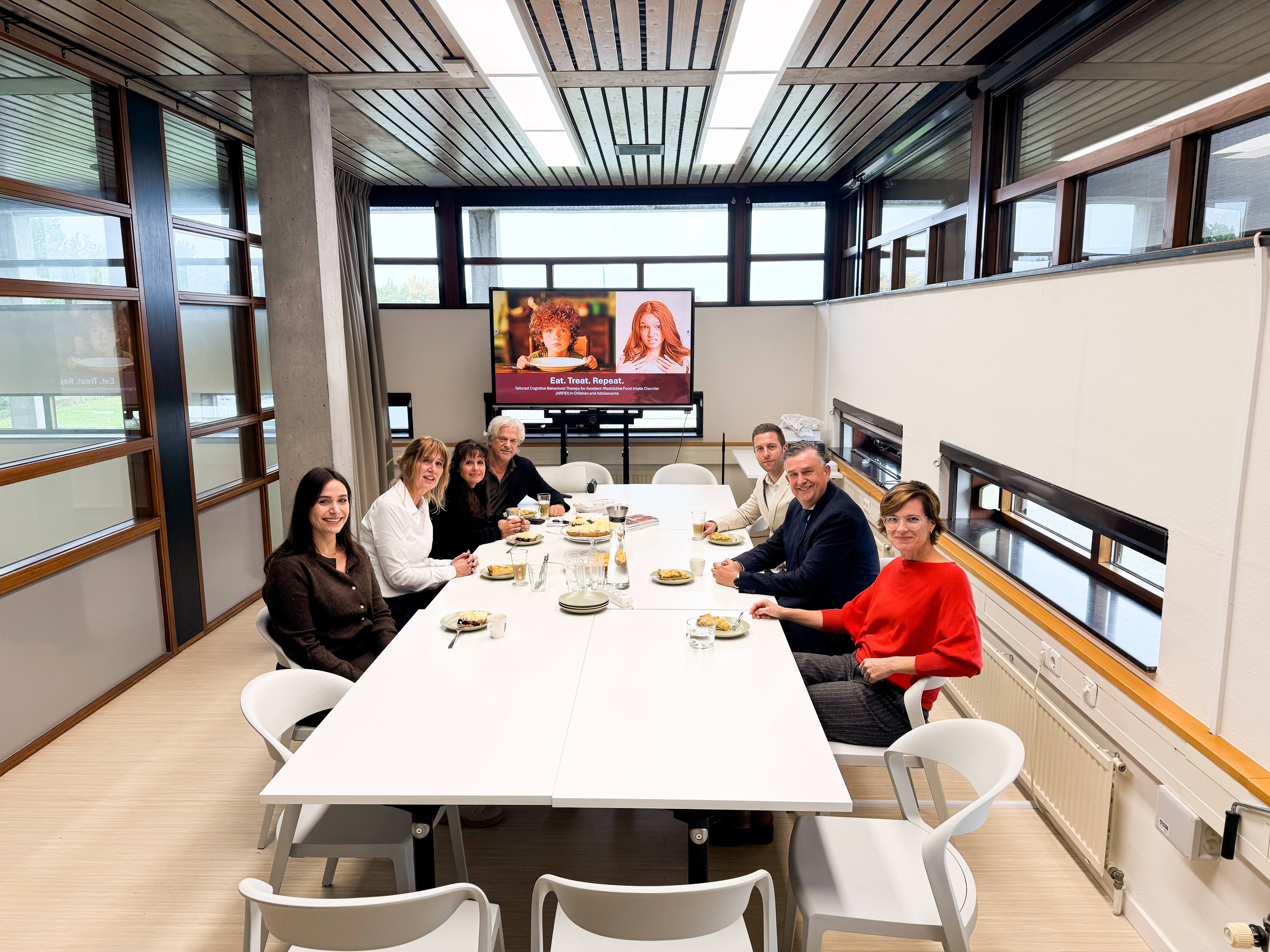 Groepsfoto van werkbezoek Gouverneur op locatie Maastricht.